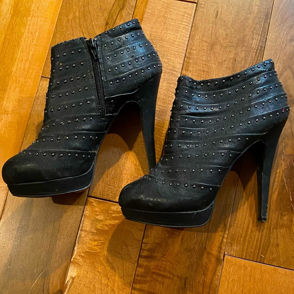 Black boot high heels!!